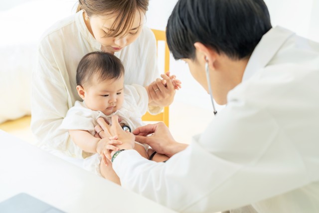 健診を受ける赤ちゃん